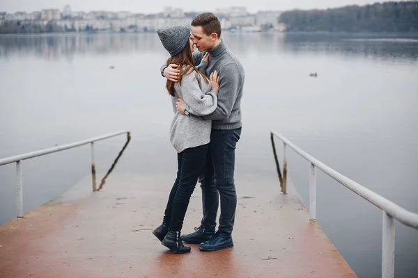 Casal perto de água — Fotografia de Stock