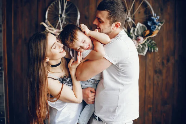 Leuke familie thuis — Stockfoto