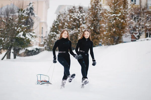 Filles dans un parc d'hiver — Photo