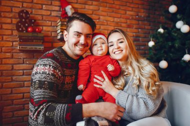 Aile Noel ağacının yakınında