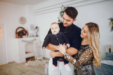 Aile Noel ağacının yakınında