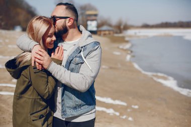 Bir kış parkta zarif çift