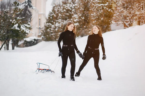 Девушки в зимнем парке — стоковое фото