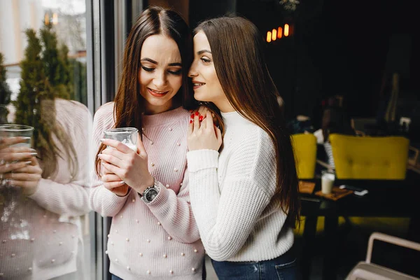 Ragazze in caffè — Foto Stock