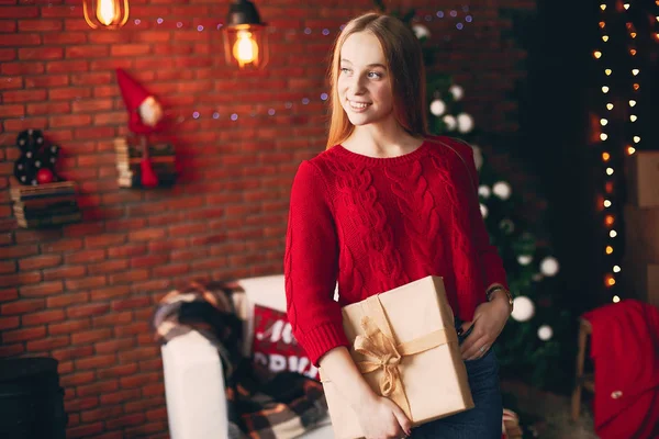 Красивая Милая Блондинка Празднуют Рождество Дома Подарками — стоковое фото