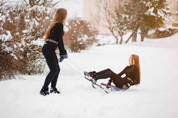 Filles dans un parc d'hiver — Photo