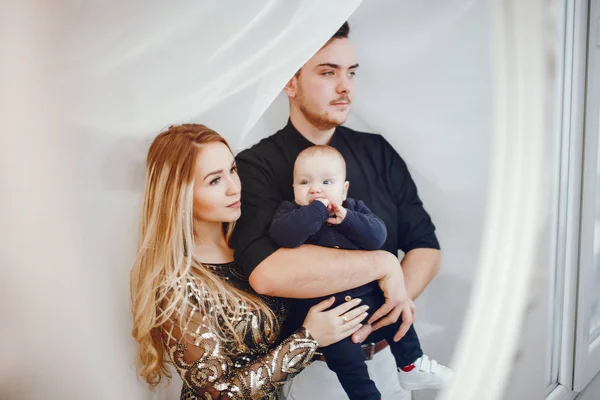 Familia elegante en casa — Foto de Stock