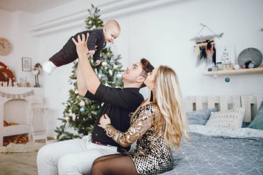 Aile Noel ağacının yakınında