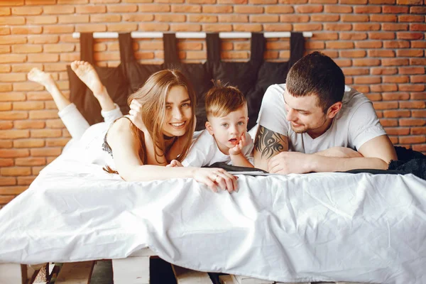 Семья сидит в постели — стоковое фото