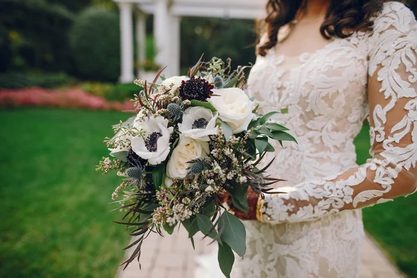 Novia con mehendi —  Fotos de Stock