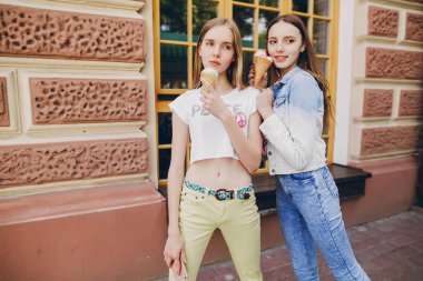 Sokakta genç modeli