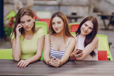 sokakta güzel kızlar