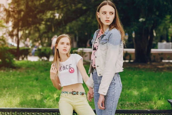 Modelos Bonitos Posar Para Uma Foto Roupas Moda — Fotografia de Stock