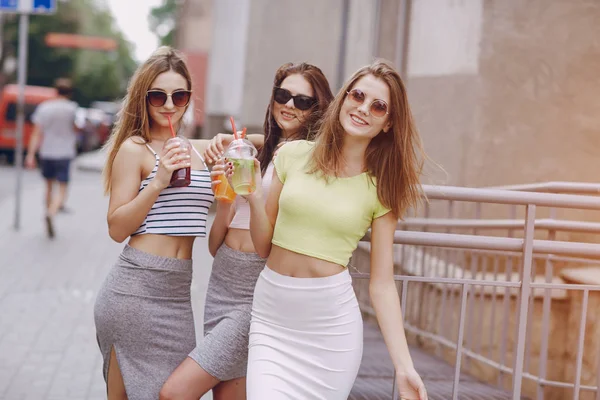 Meninas bonitas na rua — Fotografia de Stock