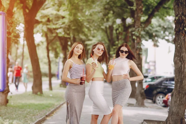 Mooie meisjes op straat — Stockfoto