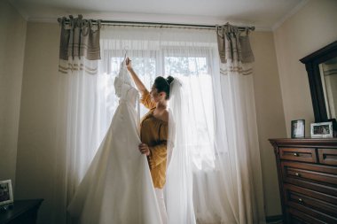 Gelin beyaz elbise ile