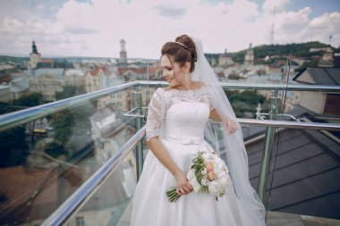 Beyaz elbisesi içinde gelin