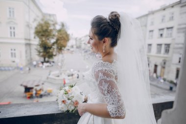 Beyaz elbisesi içinde gelin