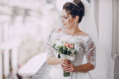 Beyaz elbisesi içinde gelin