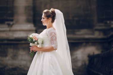 Beyaz elbisesi içinde gelin