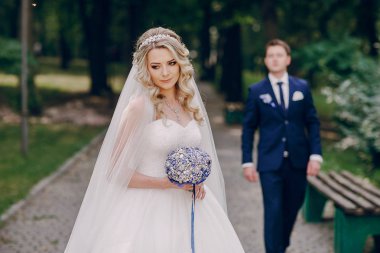 onların düğün parkın güzel genç Çift