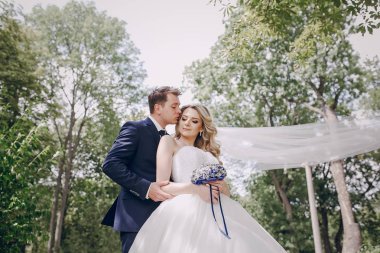 Çift düğün öpücük sarılarak