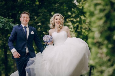 bir parkta güzel Çift