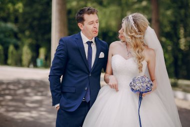 bir parkta güzel Çift