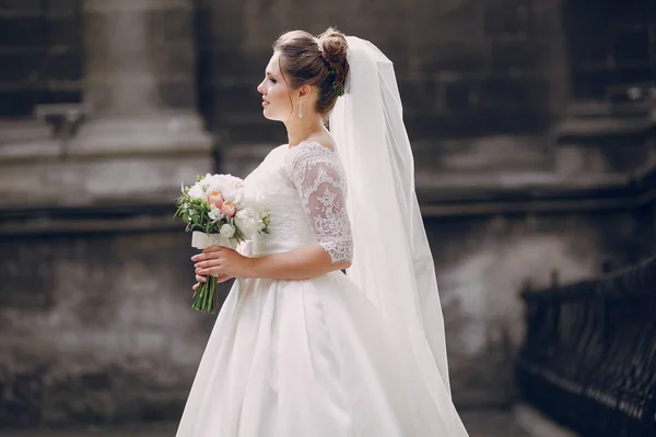 Mariée Debout Contre Mur Tenant Bouquet Pivoines — Photo