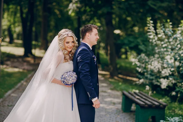 Schönes junges Paar auf dem Hochzeitspark — Stockfoto