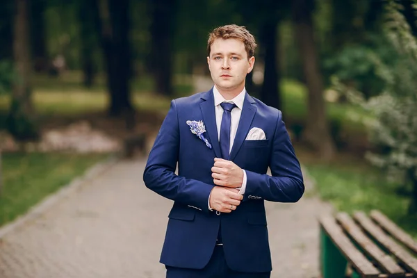 Groom in Park — Stock Photo, Image