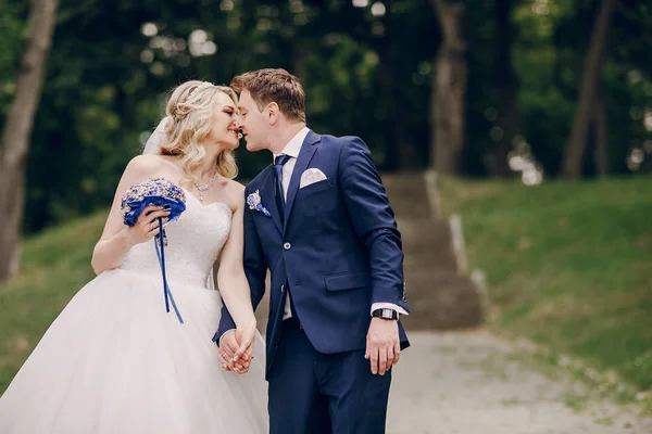 公園のカップルの結婚式 — ストック写真