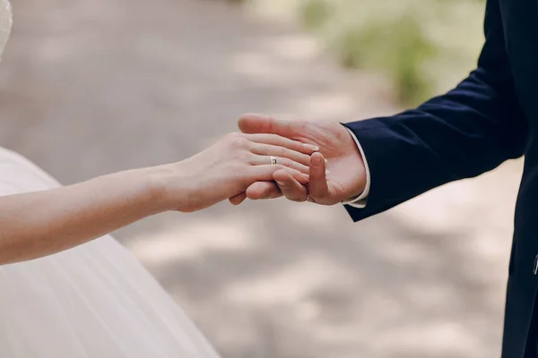 Pareja de boda Parque — Foto de Stock