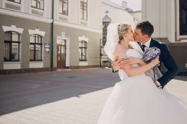 Schönes Hochzeitspaar — Stockfoto