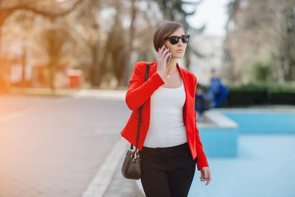 Mooie jonge vrouw — Stockfoto