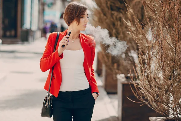 Dívka s elektronické cigarety — Stock fotografie