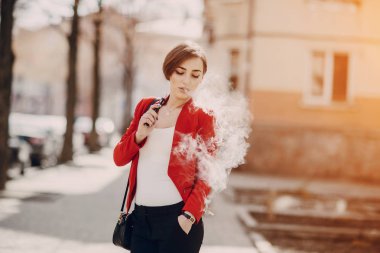 elektronik sigara ile kız