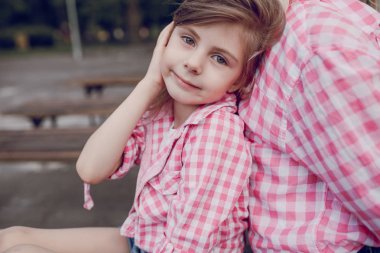 Genç aile anne ve kızı