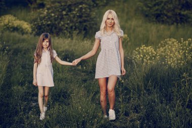 Anne ve kızı dışında