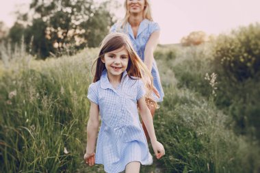 Anne ve kızı dışında