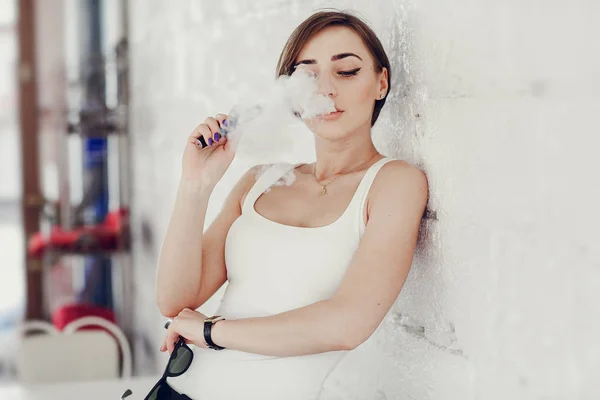 Menina com o cigarro eletrônico — Fotografia de Stock