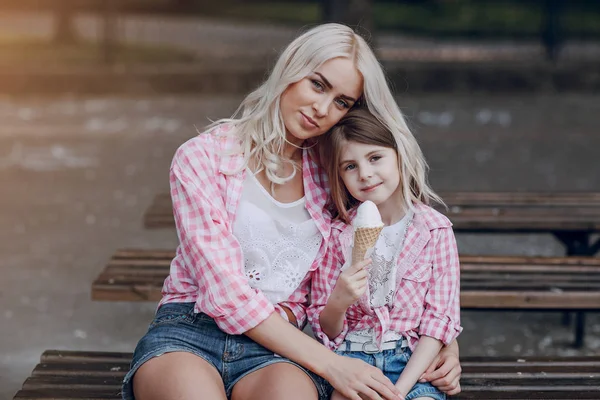 Young family mother and daughter — Stock Photo, Image