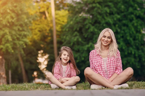 Giovane famiglia madre e figlia — Foto Stock