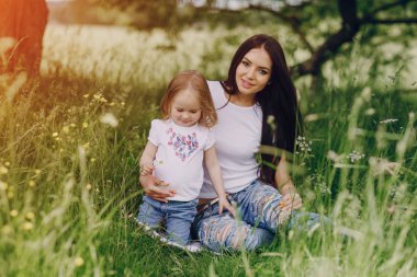 çocuğun anne ile ağacı yanında