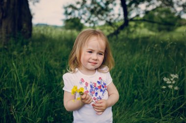 çocuğun yanında ağaç