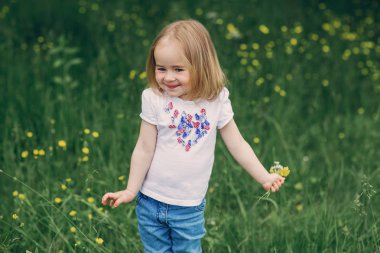 çocuğun yanında ağaç