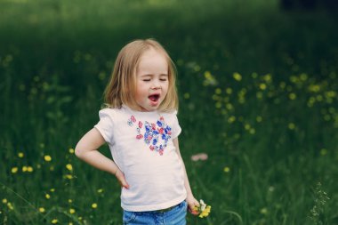 çocuğun yanında ağaç