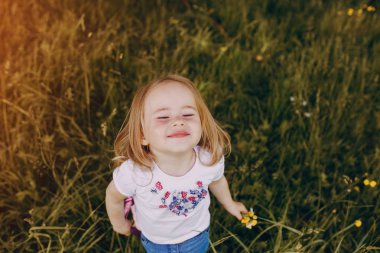 çocuğun yanında ağaç