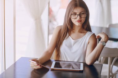 Gözlüklü esmer güzel