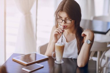 Gözlüklü esmer güzel